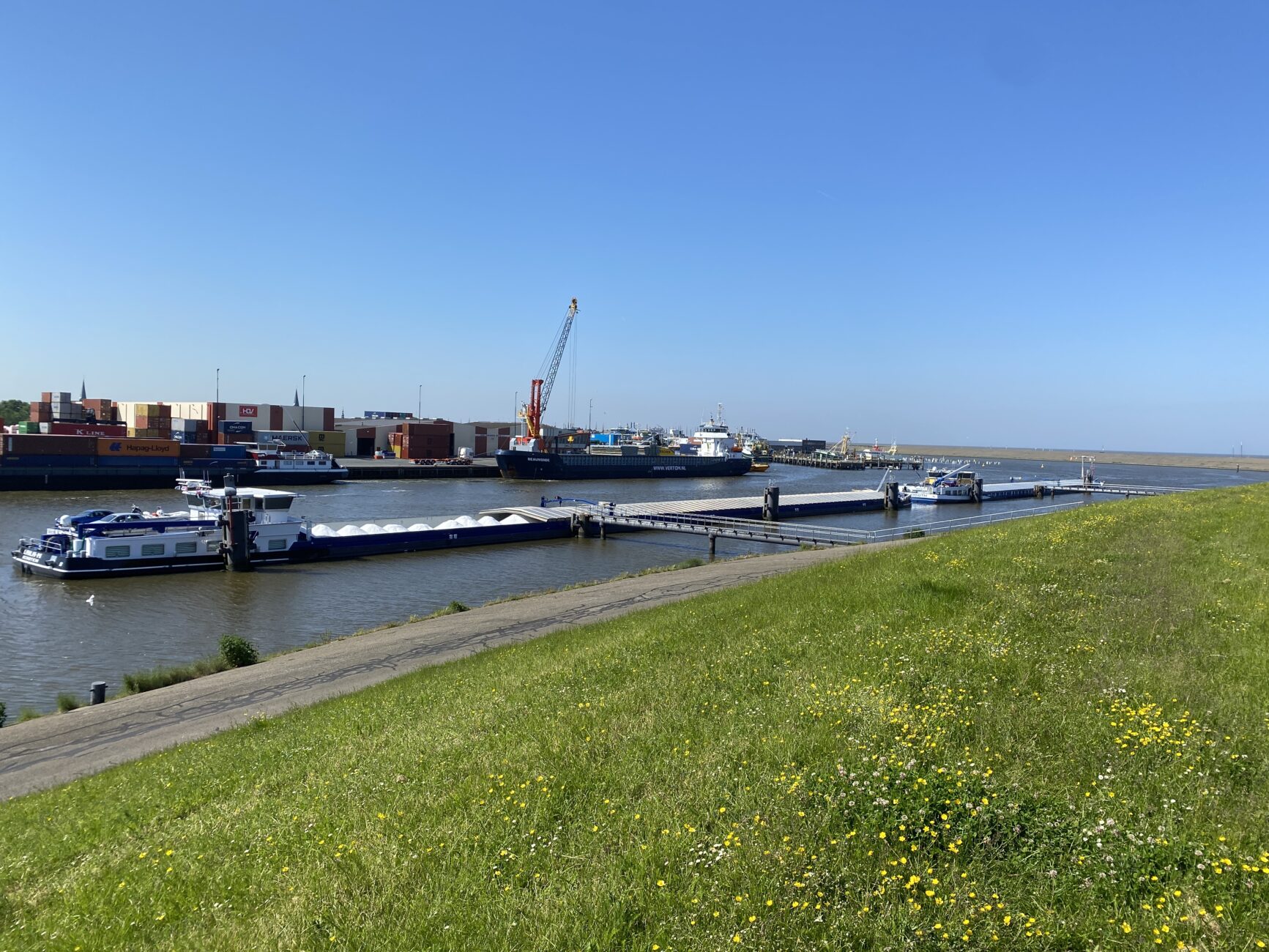 Frachtschiff im Kanal