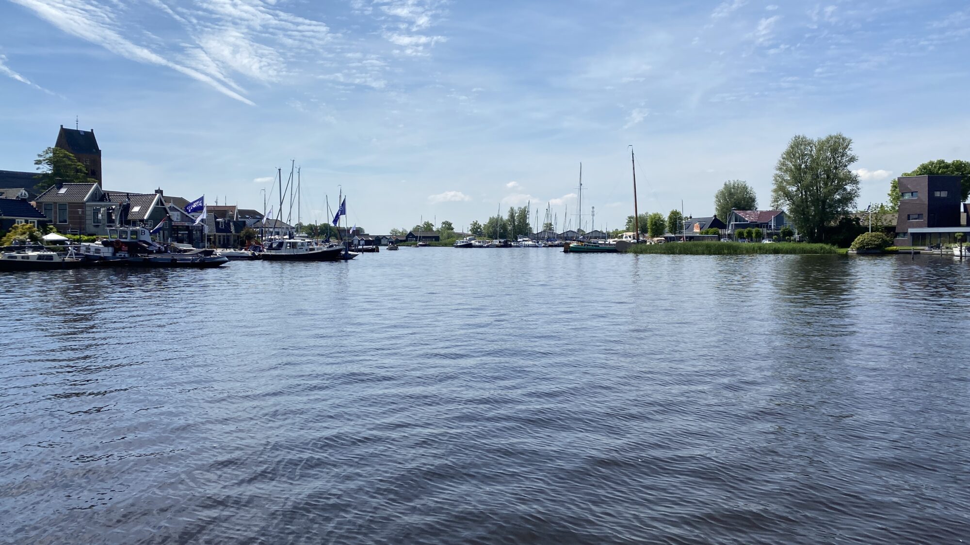Kanal beidseitig Schiffe
