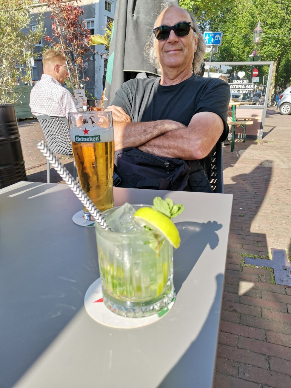 Mann sitzt vor Bier und Drink