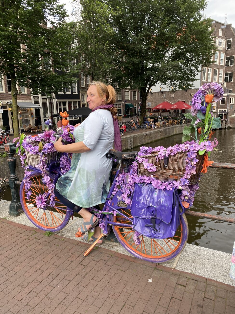 Frau auf Blumenvelo