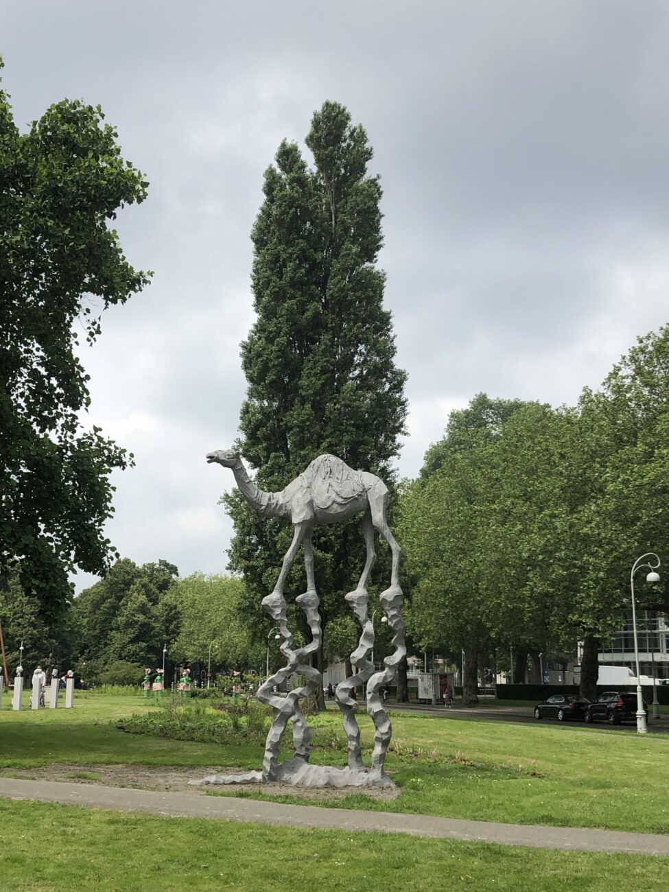 Skulptur Kamel mit langen Beine