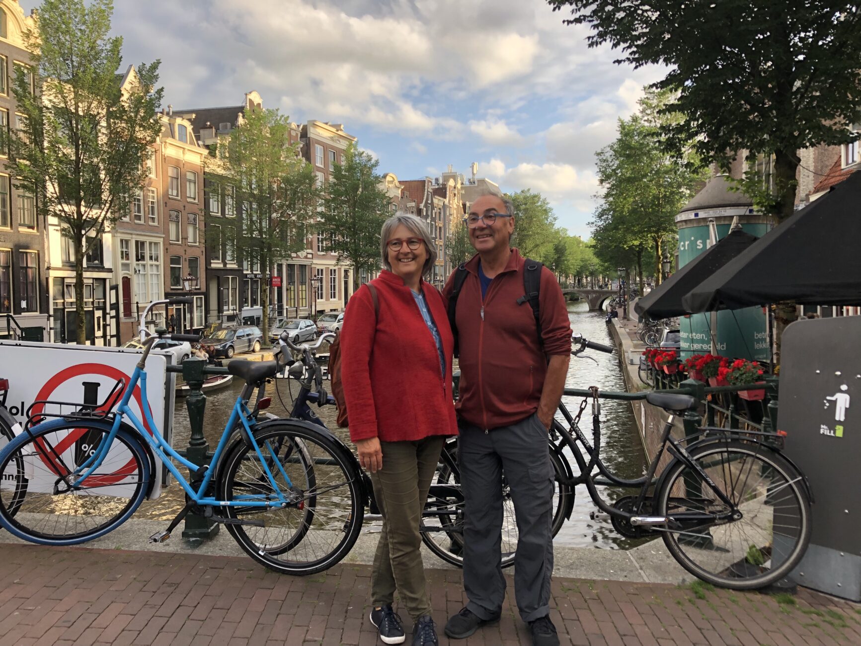 Frau und Mann auf Brücke in Amsterdam