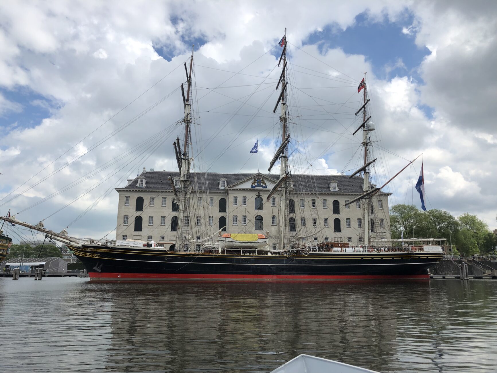 Dreimaster vor Haus