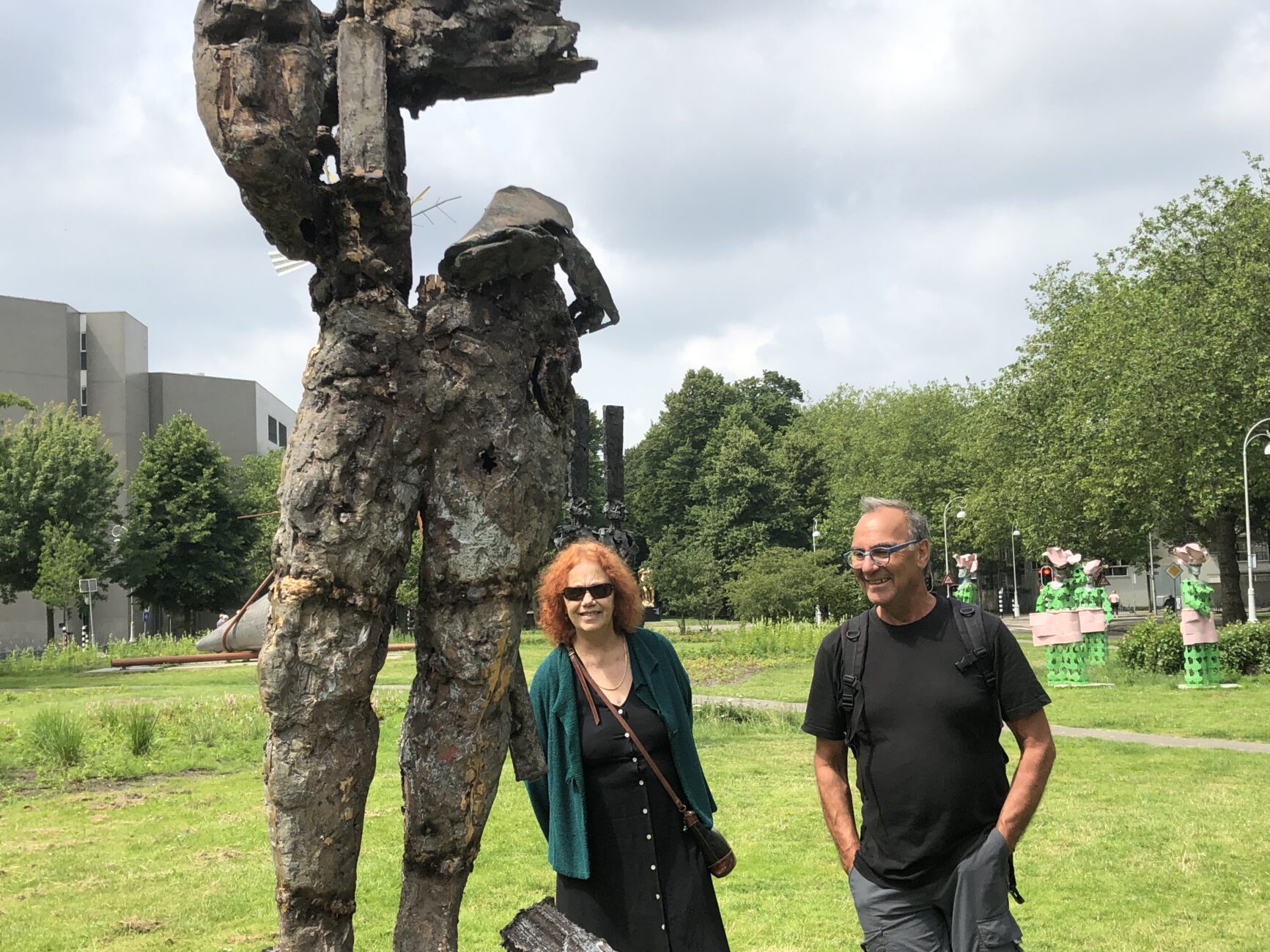 Frau und Mann vor Skulptur