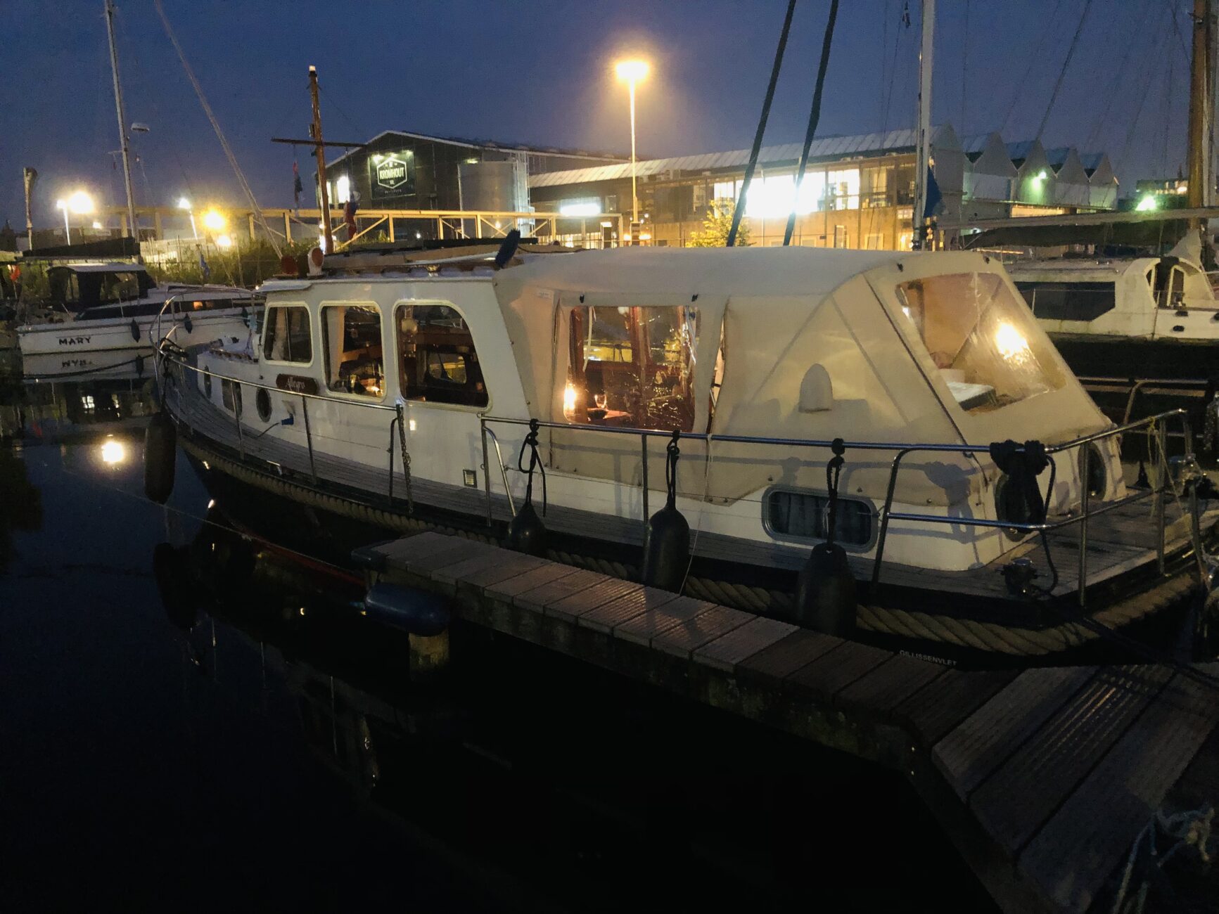Schiff im Hafen Nachts