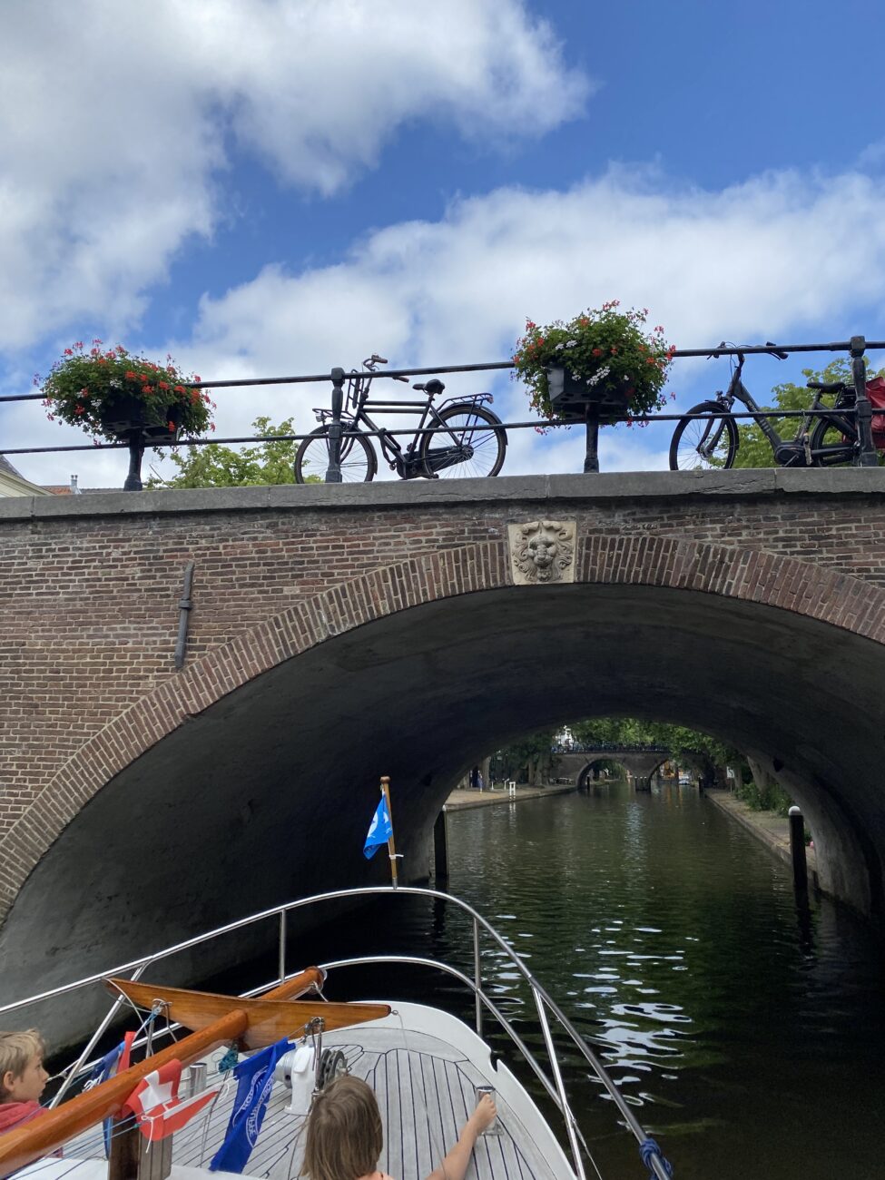 Schiff fährt durch kleine Brücken