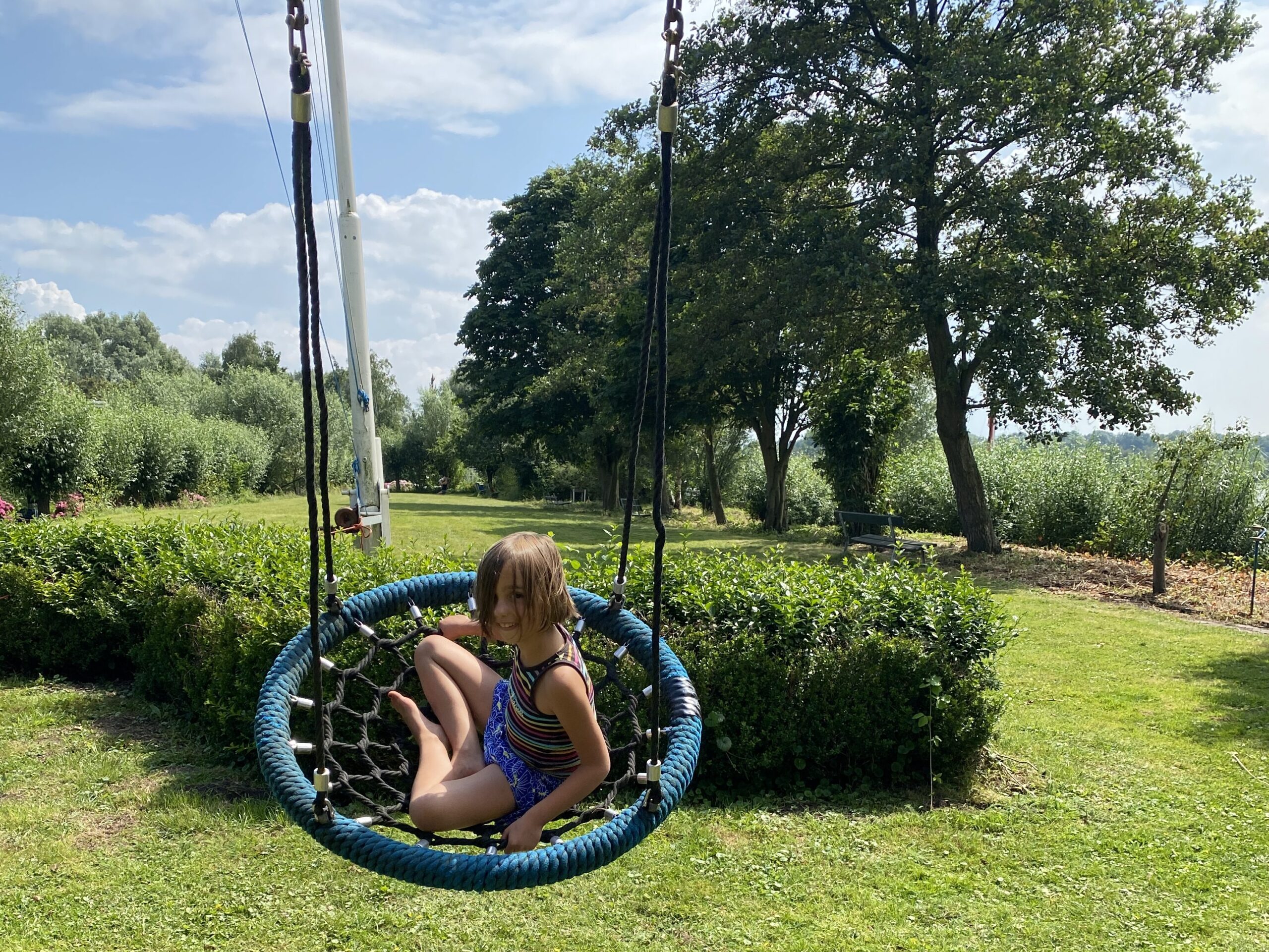 Mädchen auf Schaukel