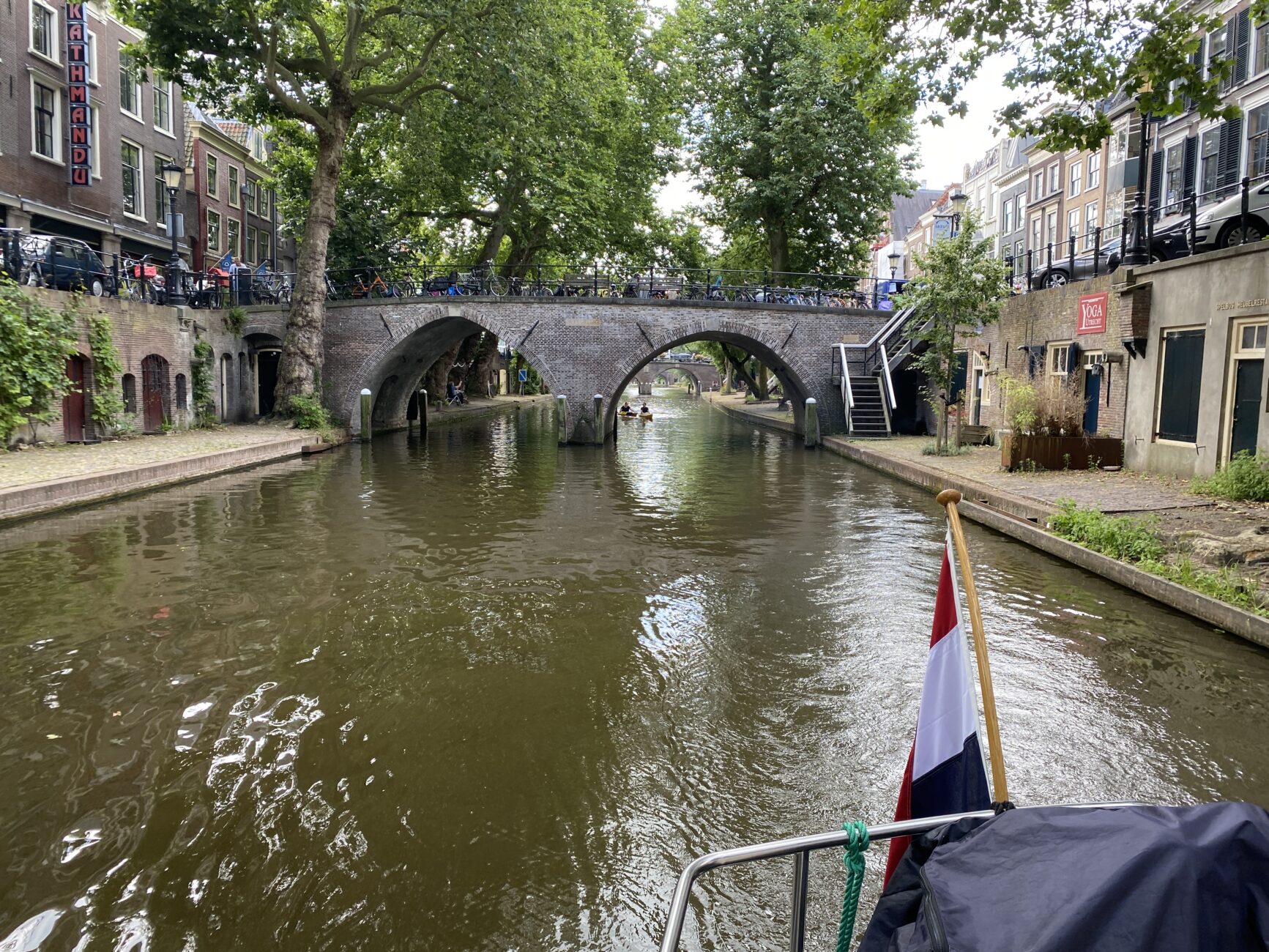 Kanal mit Brücke und Kanuten