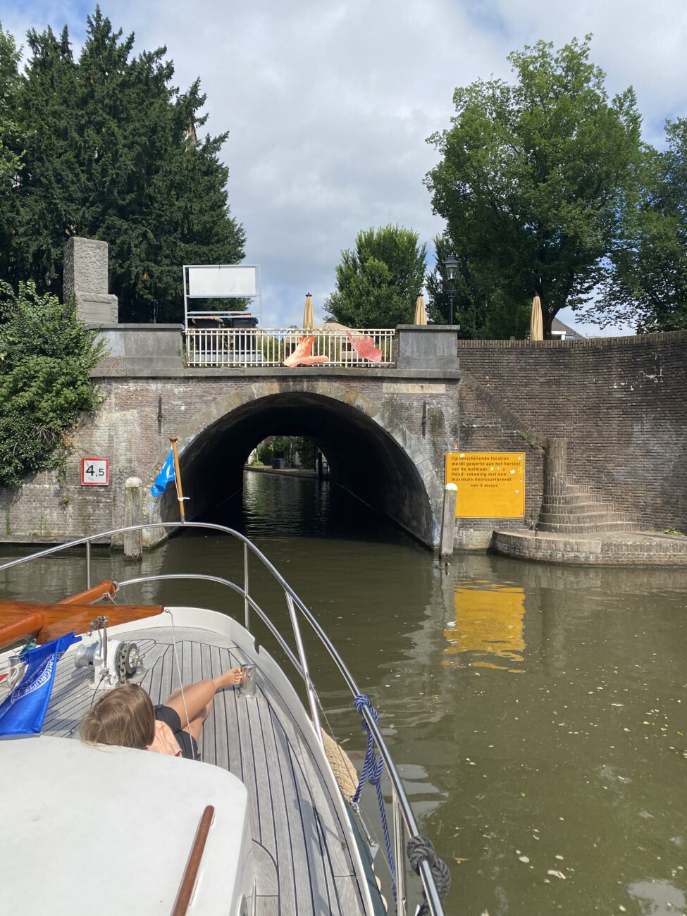 Schiff vor Brücke