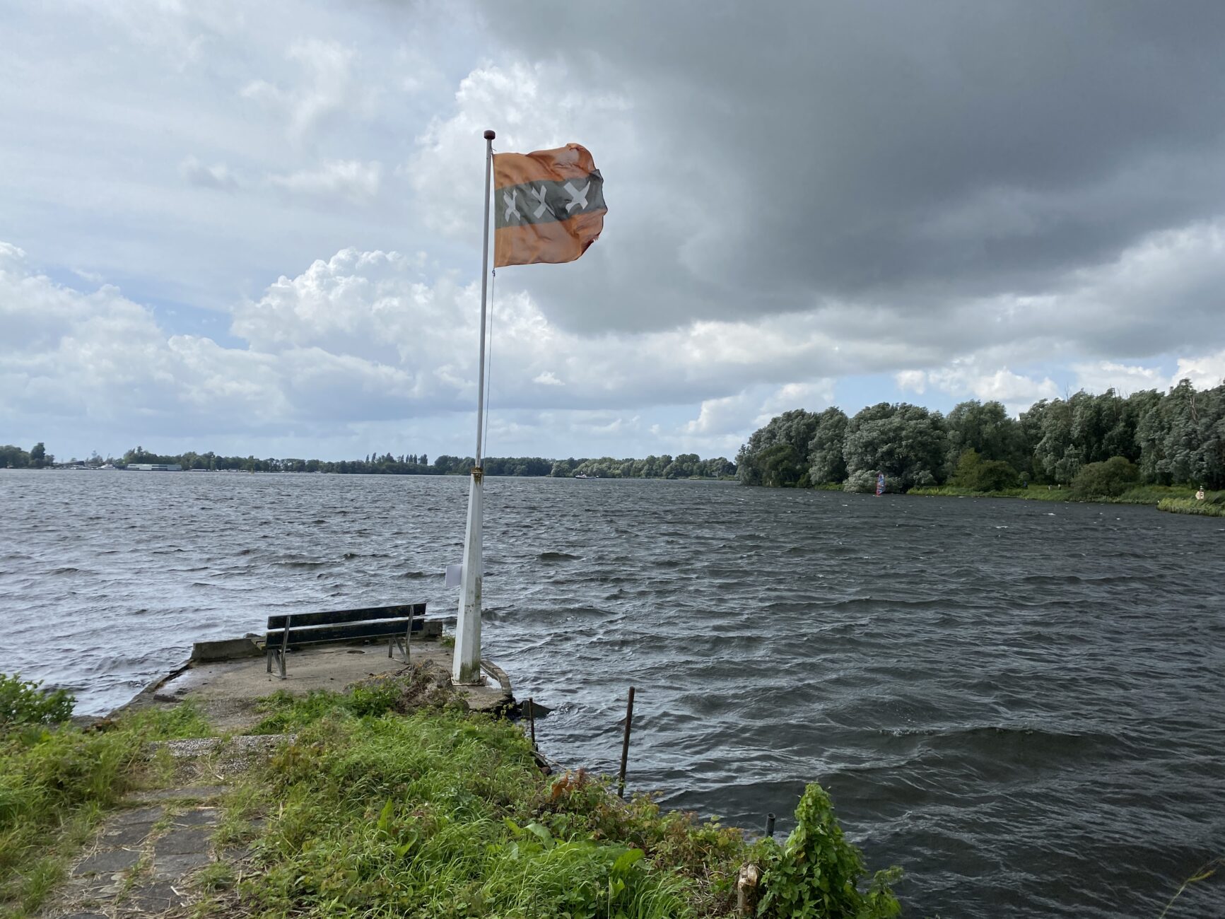 wehende Fahne am Ufer vom See