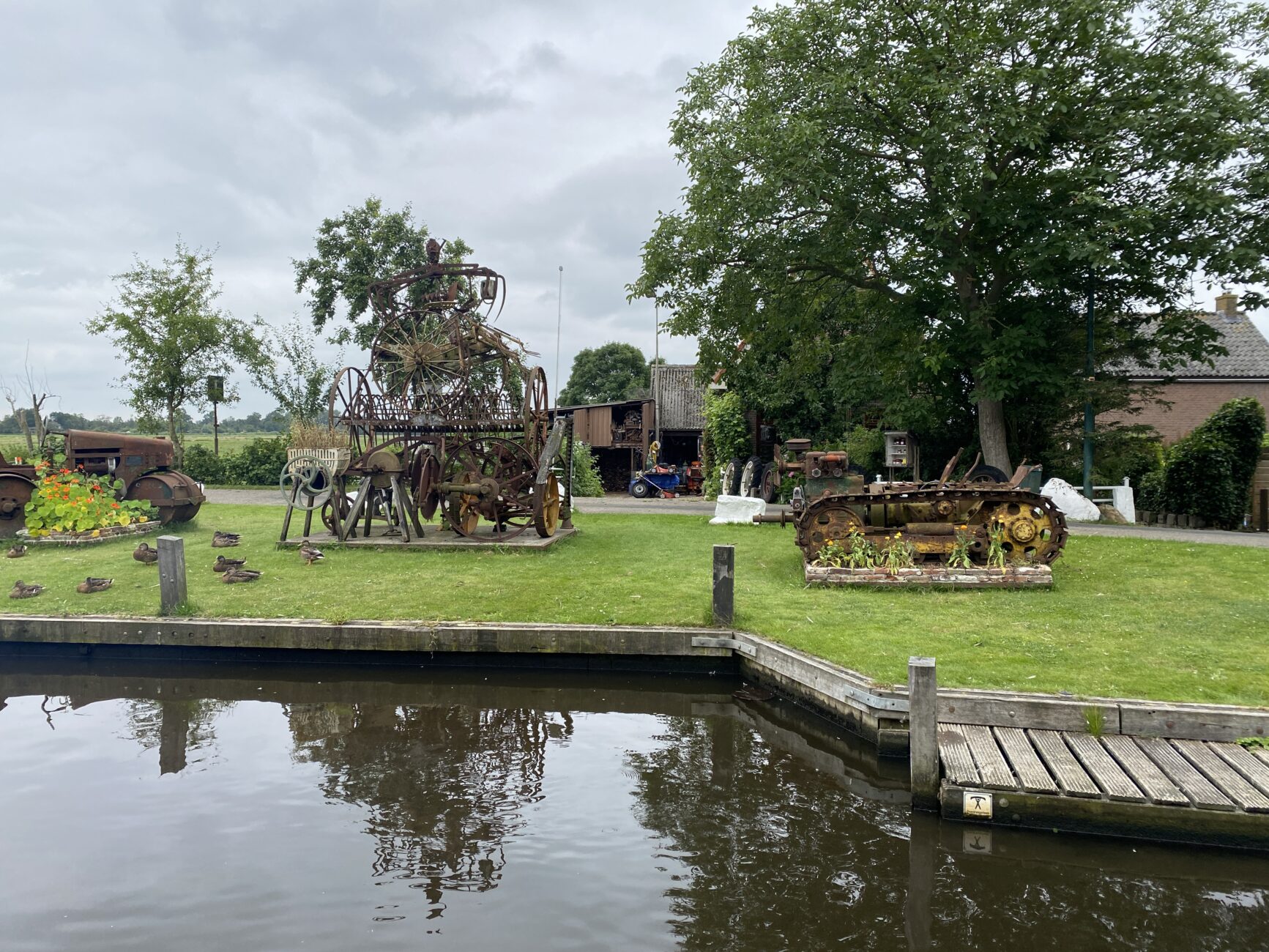 Objekte stehen auf Wiese am Ufer