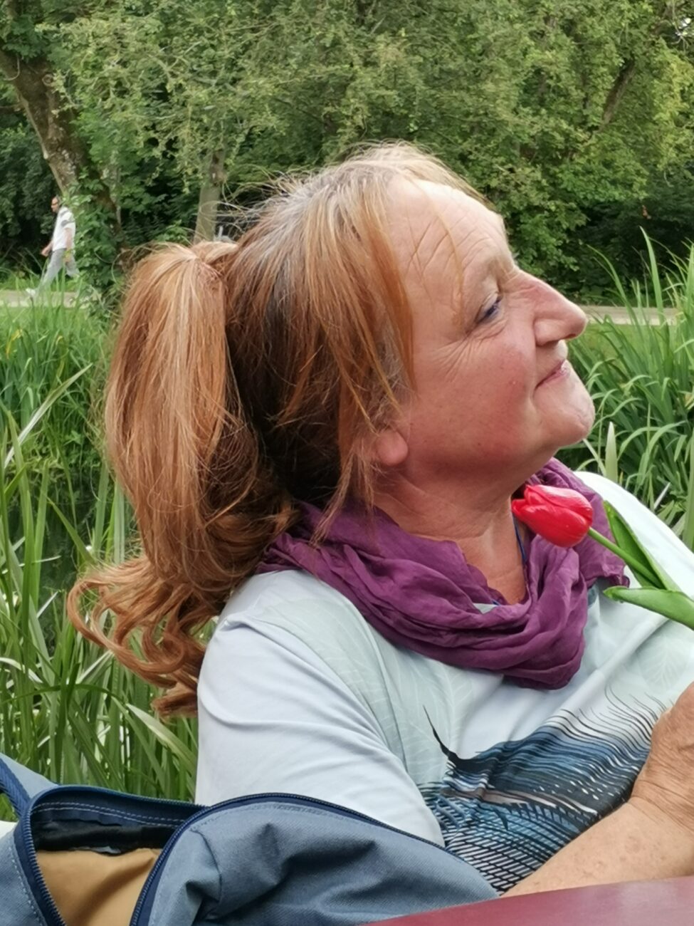 Frau mit Tulpe
