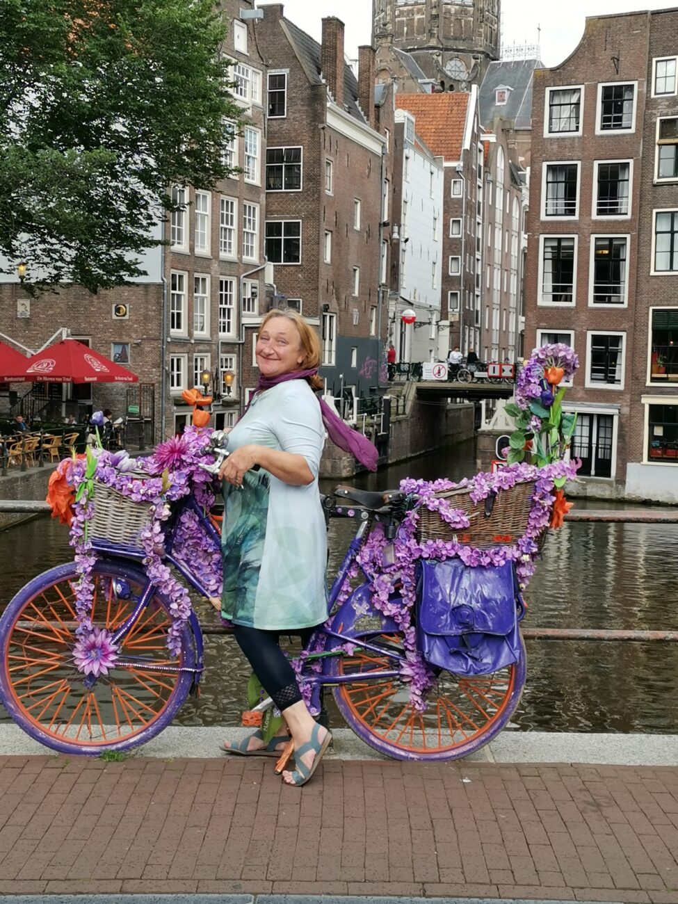 Frau auf Blumenvelo