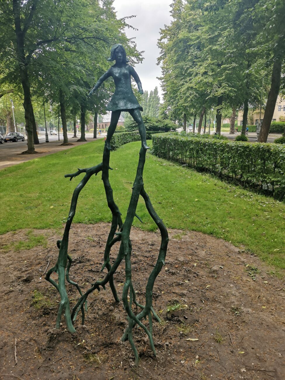 Skulptur Mädchen mit Wurzeln an den Füssen
