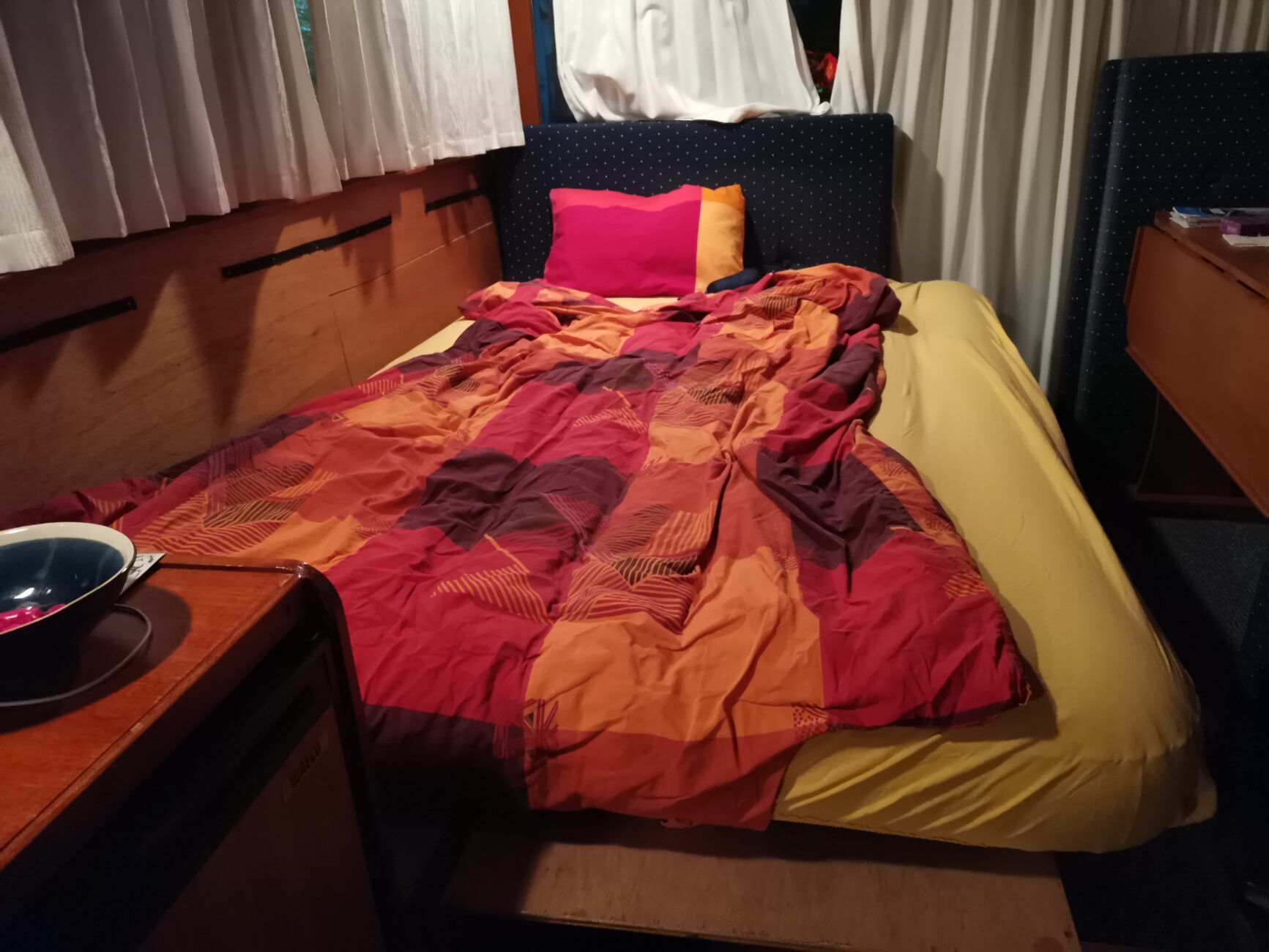Bett im Abendlicht