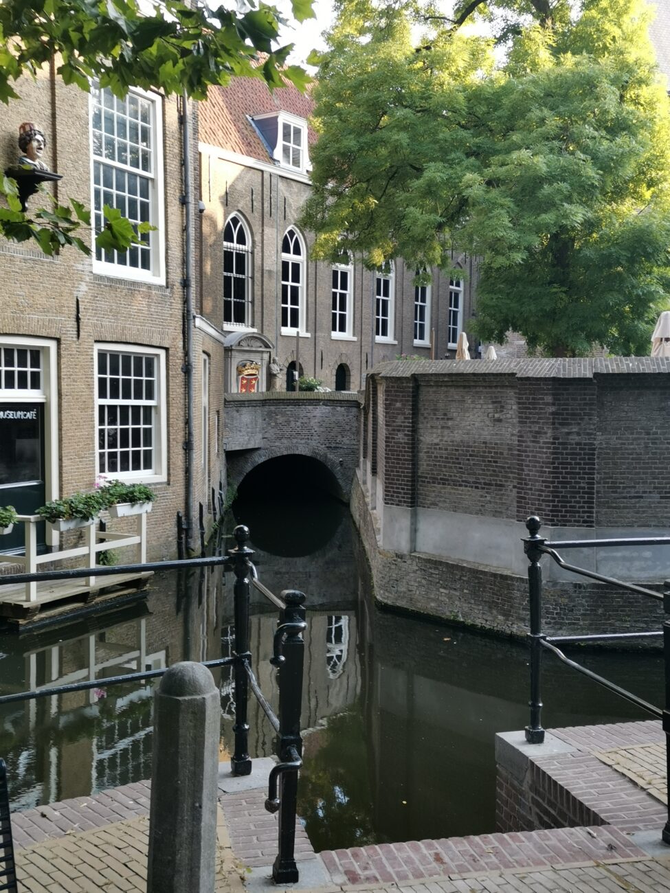 enger Kanal fliesst durch Häuser
