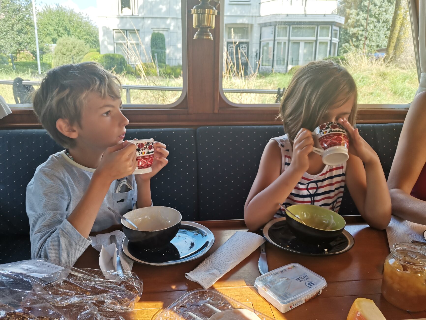 Junge und Mädchen beim Frühstück