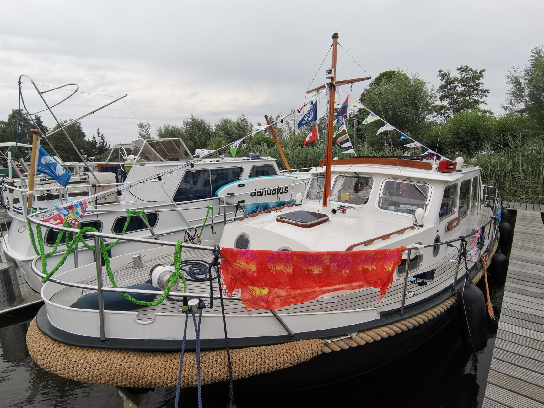 Schiff mit vielen Flaggen