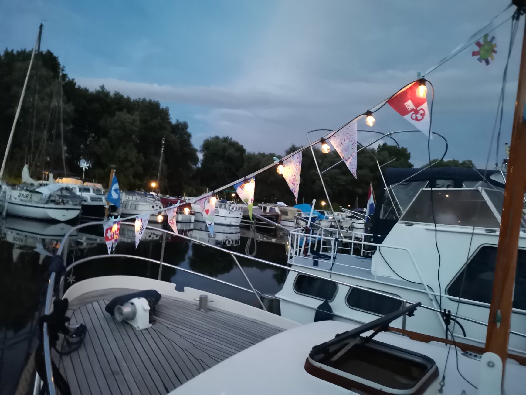 Schiff mit Flaggen und Lichtkette