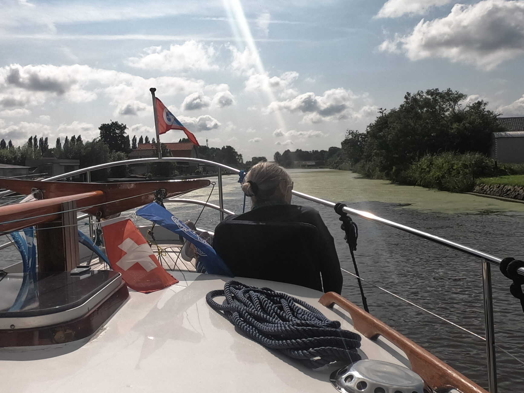 Boot fährt durch Kanal