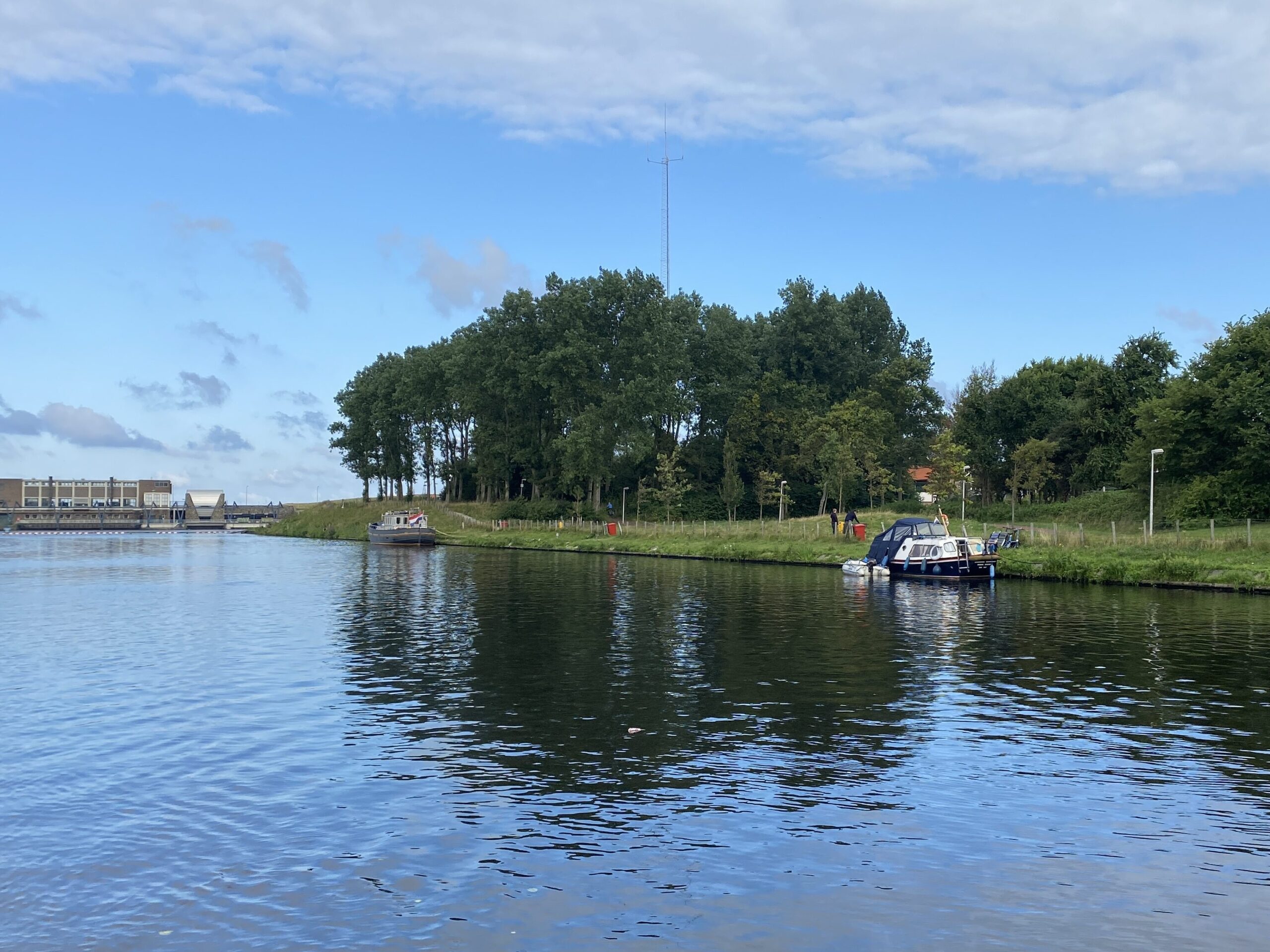 Zwei Schiffe am Ufer