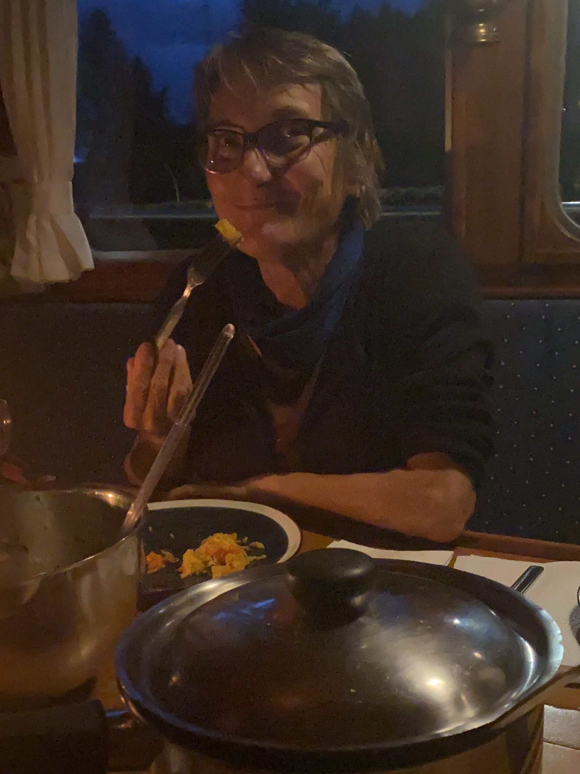 Frau am essen