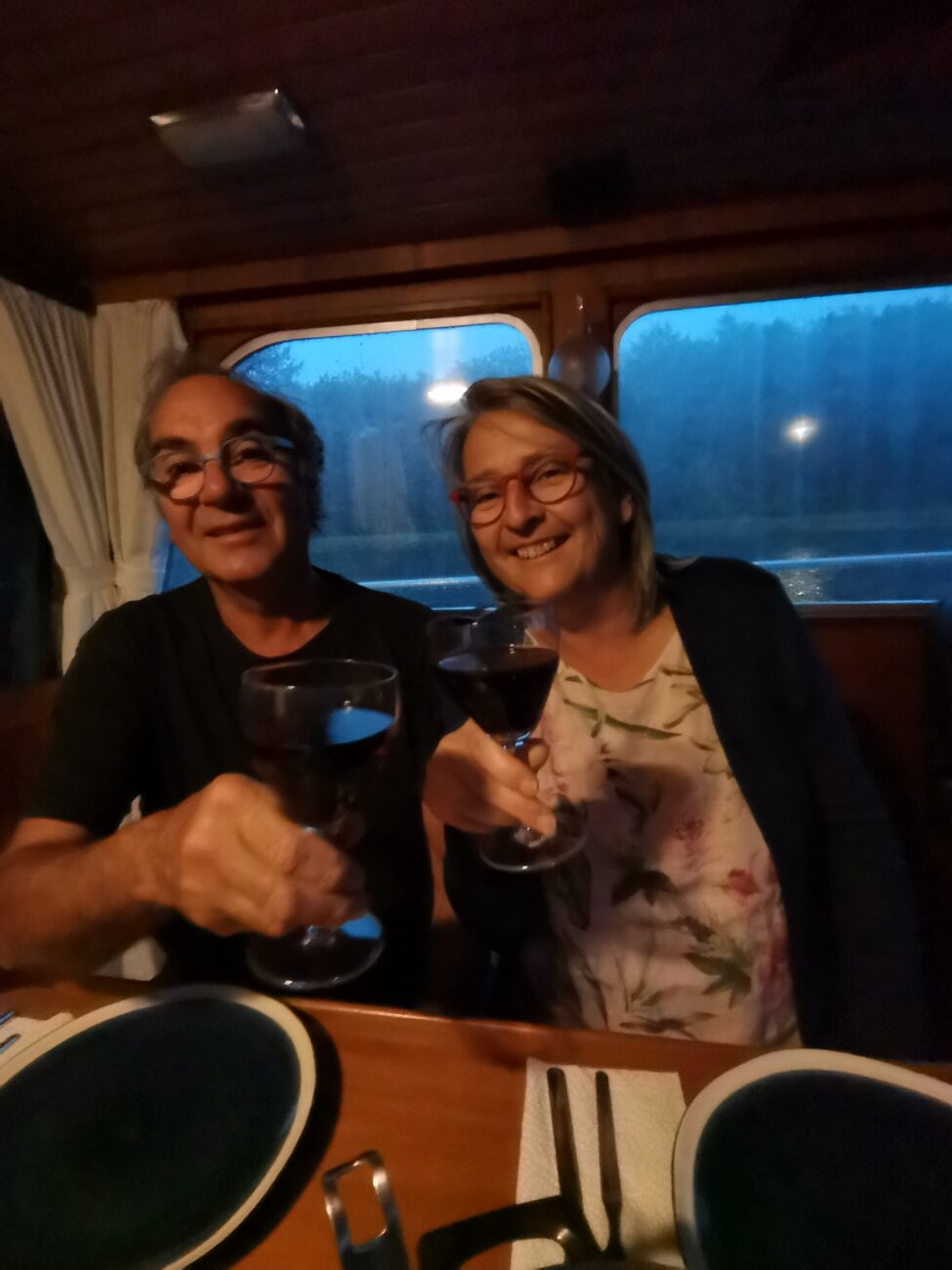 Mann und Frau stossen mit Rotwein an